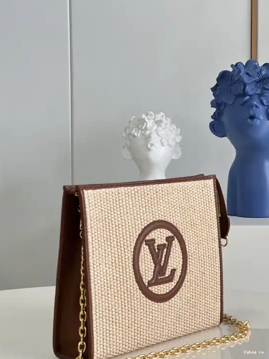 LOUIS ON TOILETRY CHAIN POUCH VUITTON 0606